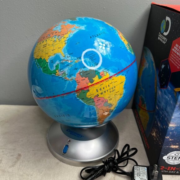 Discovery Mindblown Globe LED Light Illuminated in Box Spins Power Cord - Picture 3 of 11